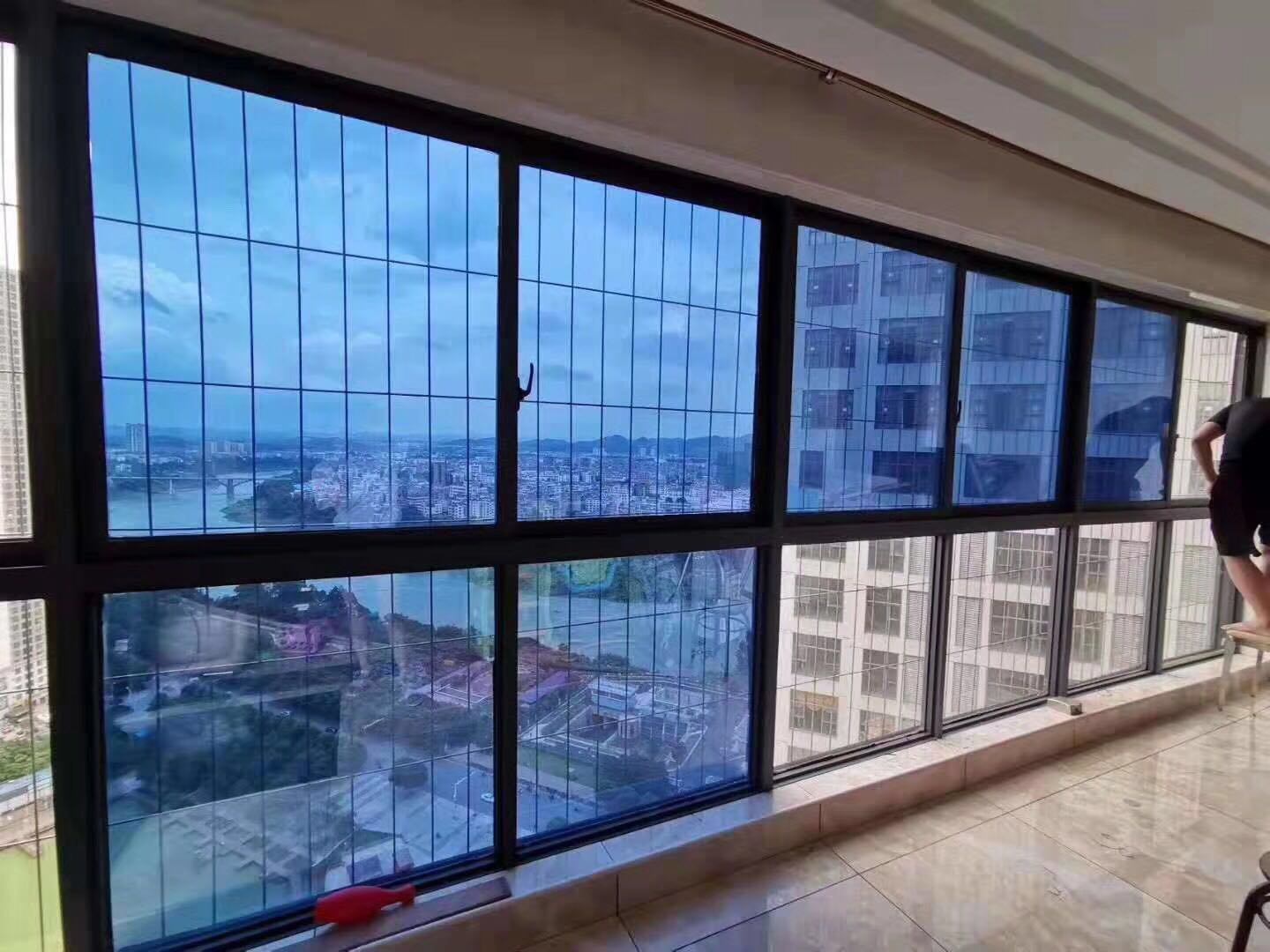建筑玻璃貼膜是否有保護(hù)玻璃的作用？如何延長(zhǎng)其使用壽命？